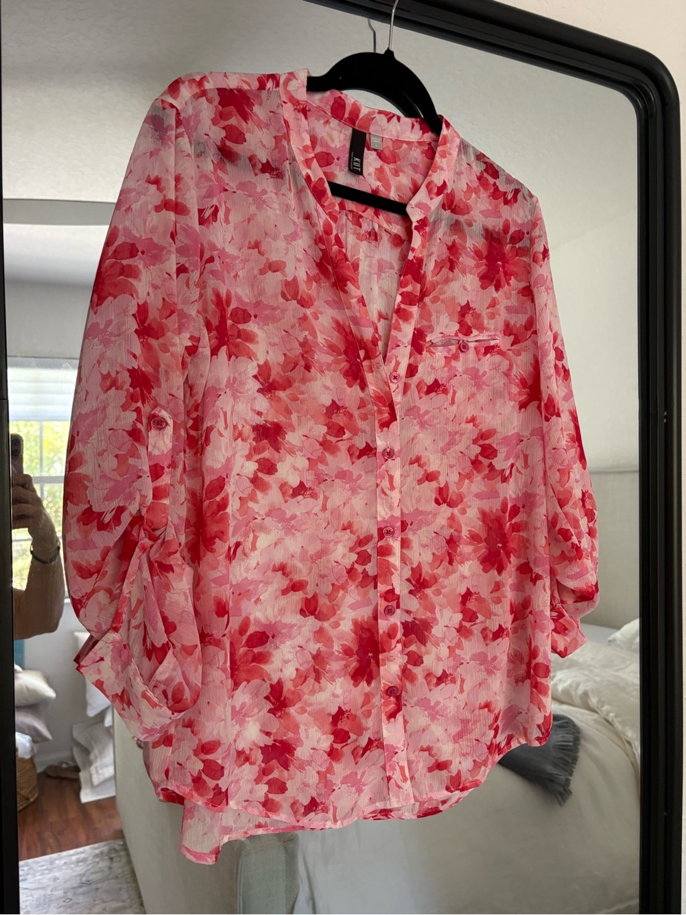 Kut from the Kloth Womens Pink Floral Button-Up sheer blouse .
